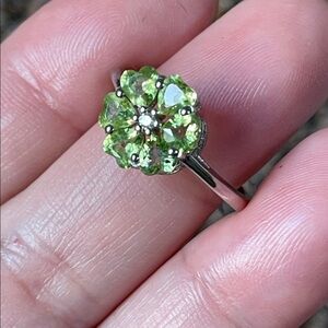 NWT Elegant Natural Peridot Gemstone Floral Ring in 925 Sterling Silver Size 8